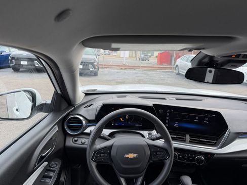 Used 2025 Chevrolet Trax LT image 32