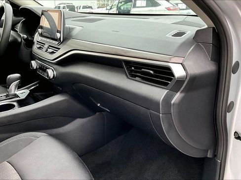 Used 2024 Nissan Altima 2.5 SV image 14