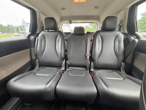 Used 2026 Kia Carnival FWD image 40