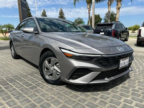 Certified 2025 Hyundai Elantra SE FWD image 1