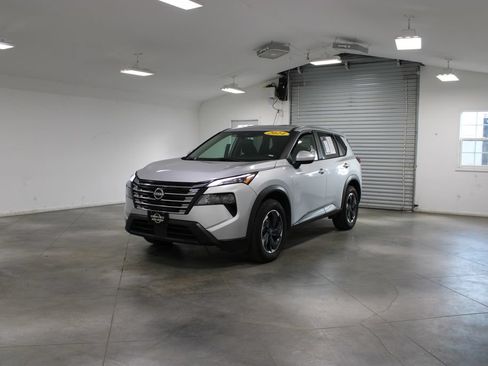 Used 2024 Nissan Rogue SV AWD/4WD image 4