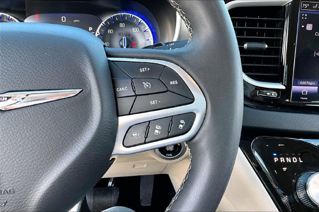 Used 2023 Chrysler Pacifica Touring-L FWD image 12