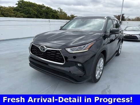 Used 2023 Toyota Highlander Limited image 1