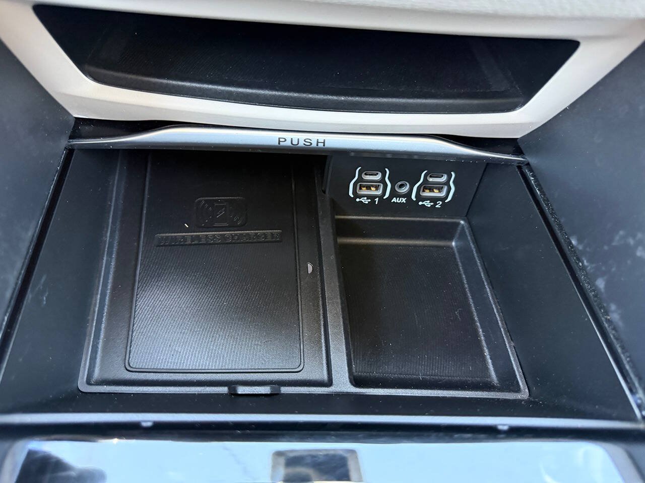Used 2023 Chrysler Pacifica Limited FWD image 46