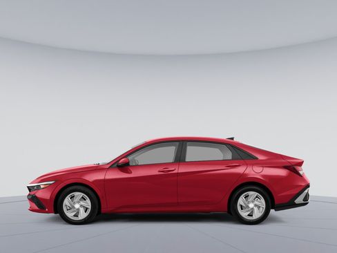 Used 2024 Hyundai Elantra SE FWD image 2