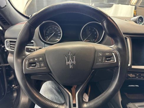 Used 2018 Maserati Levante GranLusso AWD/4WD image 11