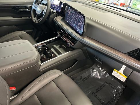 Used 2026 Chevrolet Suburban LT w/ Comfort Package RWD image 19