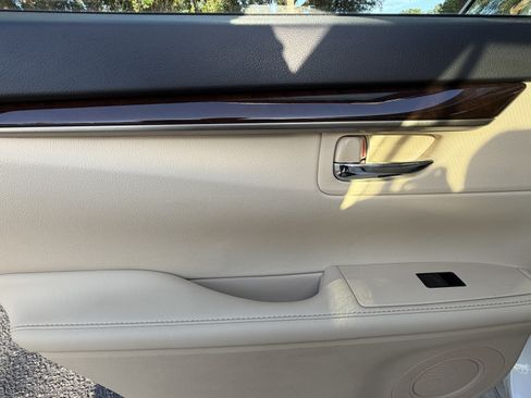 Used 2014 Lexus ES 350 w/ Luxury Package FWD image 30