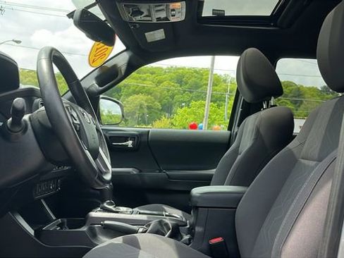 Certified 2017 Toyota Tacoma TRD Off-Road AWD/4WD image 10