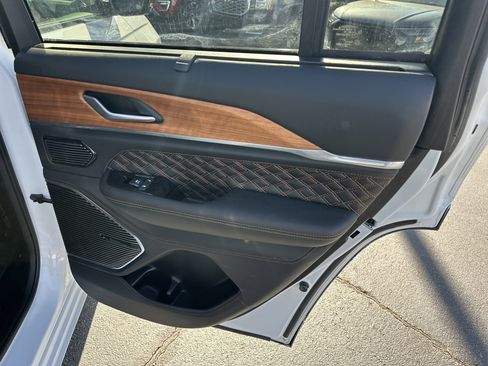 Used 2023 Jeep Grand Cherokee Summit image 18