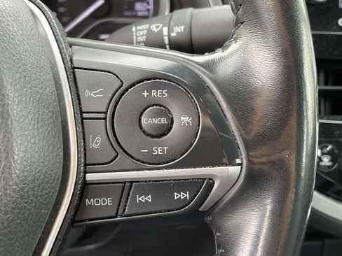 Used 2022 Toyota Camry XLE image 17