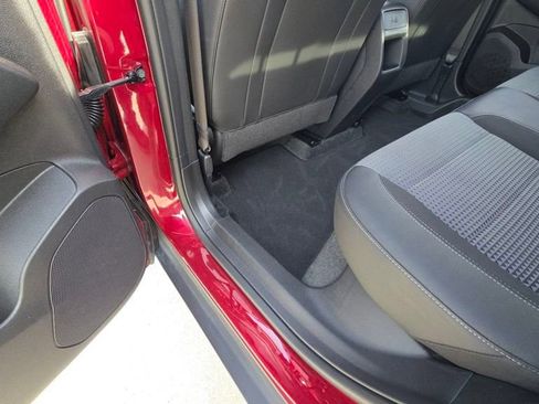 Used 2025 Chevrolet Trax LT w/ LT Convenience Package image 19