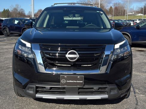 Certified 2025 Nissan Pathfinder SL image 3