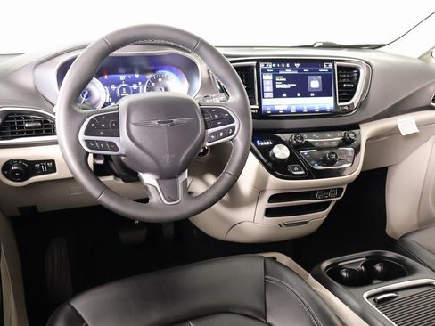 Used 2024 Chrysler Pacifica Touring-L image 2