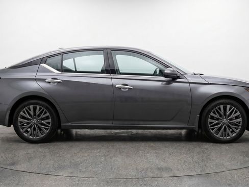 Used 2025 Nissan Altima 2.5 SV FWD image 11