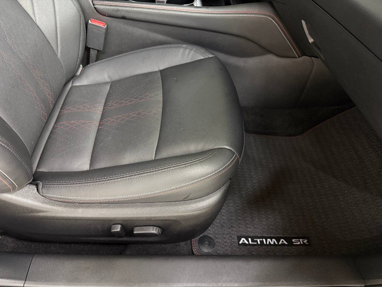 Used 2024 Nissan Altima 2.5 SR w/ SR Premium Package FWD image 25