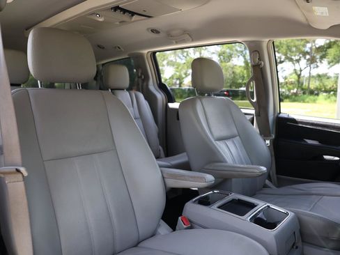 Used 2013 Chrysler Town & Country Touring FWD image 16