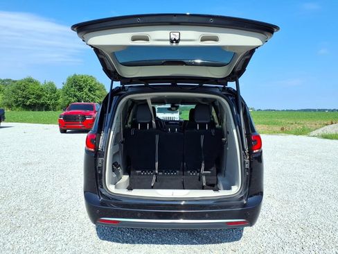 Used 2024 Chrysler Pacifica Touring-L FWD image 18