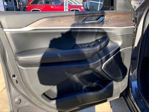 New 2025 Jeep Grand Cherokee L Limited w/ Black Appearance Package image 10