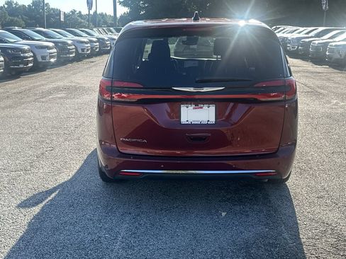Used 2023 Chrysler Pacifica Touring-L FWD image 4
