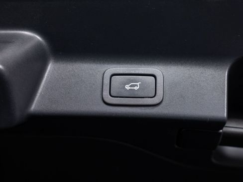 Used 2018 Jaguar F-PACE Premium image 20