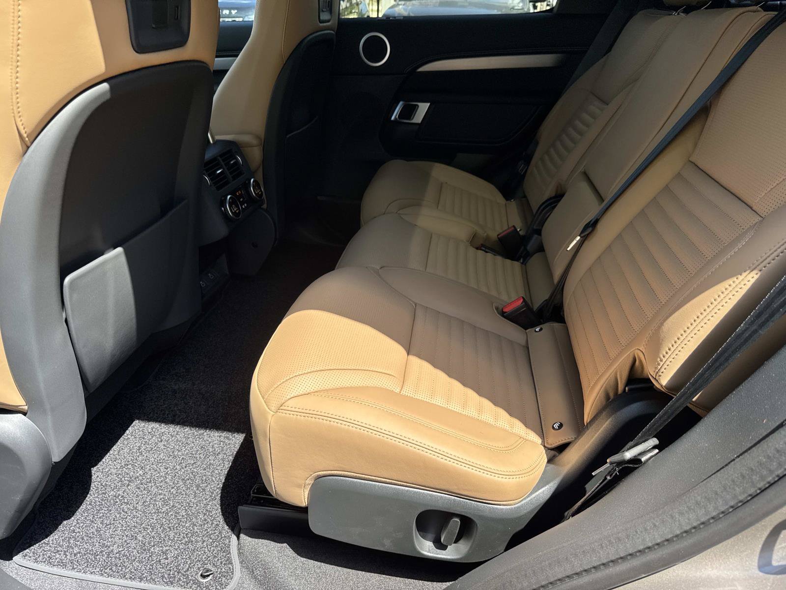 Used 2026 Land Rover Discovery Dynamic SE AWD/4WD image 15
