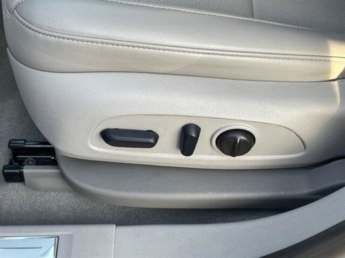 Used 2023 GMC Acadia SLT image 16