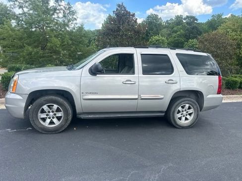 Used 2007 GMC Yukon SLT w/ SLT Preferred Equipment Group AWD/4WD image 2