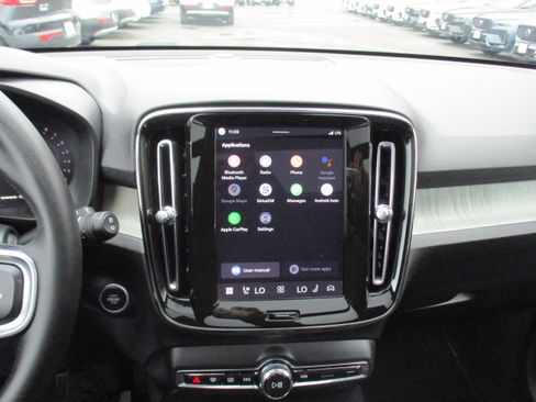 Used 2025 Volvo XC40 B5 Core image 18