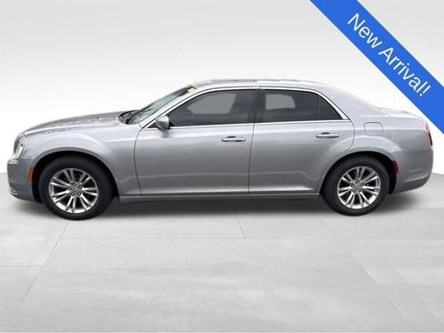 Used 2017 Chrysler 300 Touring w/ Value Package RWD image 4