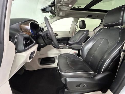 Used 2022 Chrysler Pacifica Limited FWD image 35