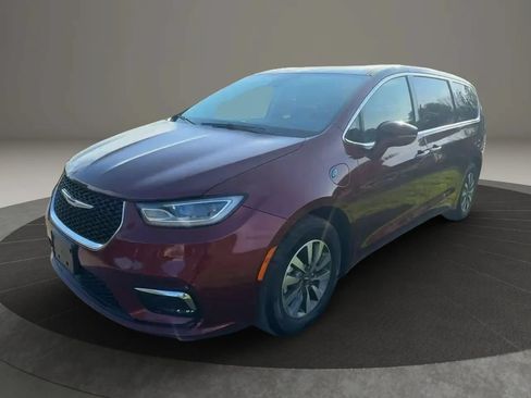 Used 2022 Chrysler Pacifica Touring-L FWD image 3