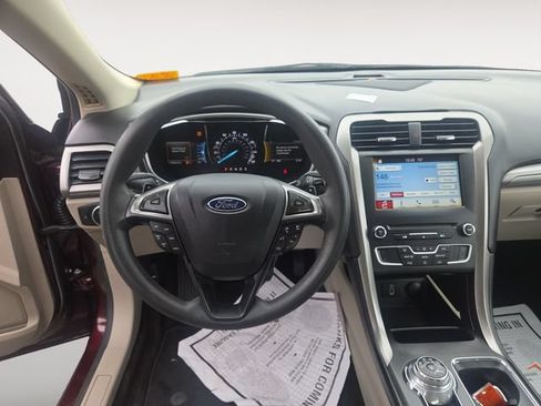 Used 2017 Ford Fusion SE w/ Fusion SE Technology Package FWD image 10