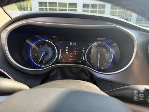 Used 2023 Chrysler Pacifica Touring-L FWD image 16