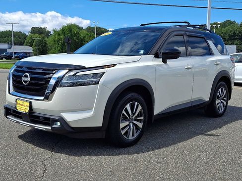 Used 2024 Nissan Pathfinder SL AWD/4WD image 3