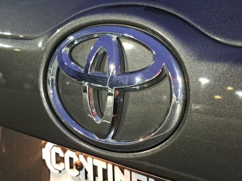 Certified 2018 Toyota Highlander Plus w/ Carpet Mat Package (TMS) image 6