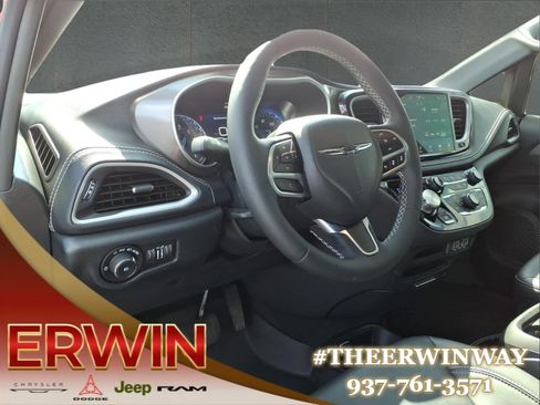 Used 2025 Chrysler Pacifica Select FWD image 14