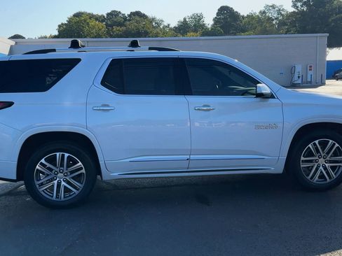 Used 2023 Chevrolet Traverse High Country w/ LPO, 'HIT The Road' Package FWD image 9