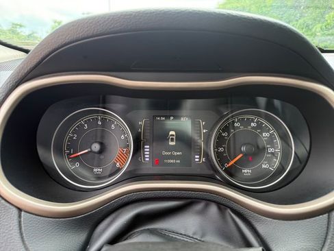 Used 2015 Jeep Cherokee Latitude w/ Comfort/Convenience Group AWD/4WD image 18