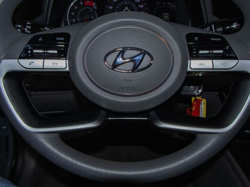 Used 2022 Hyundai Elantra SE w/ Preferred Accessory Package image 10