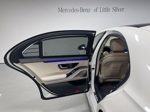 Certified 2022 Mercedes-Benz S 500 4MATIC w/ AMG Line Package image 23