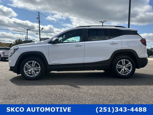 Used 2023 GMC Terrain SLE w/ Driver Convenience Package image 2