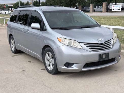 Used 2015 Toyota Sienna LE FWD image 1