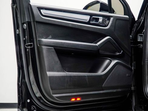 Used 2023 Porsche Cayenne Platinum Edition image 39