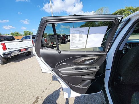 Used 2024 GMC Terrain SLE image 25