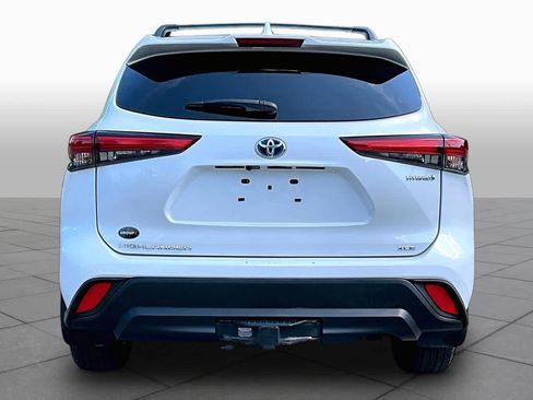 Used 2022 Toyota Highlander XLE AWD/4WD image 4