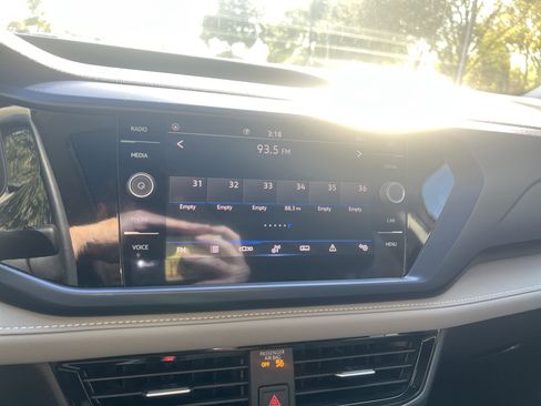 Certified 2024 Volkswagen Taos SE w/ Panoramic Sunroof Package image 22