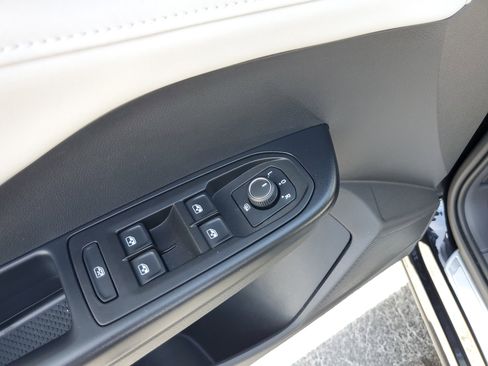 Used 2025 Volkswagen Taos SE w/ Panoramic Sunroof Package image 22