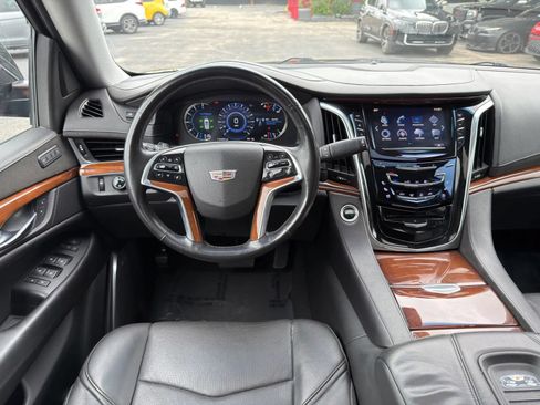 Used 2018 Cadillac Escalade Luxury RWD image 21