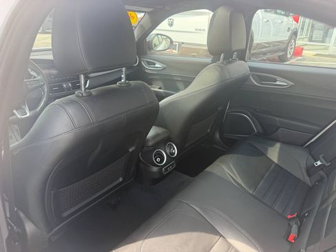 Used 2022 Alfa Romeo Giulia Veloce AWD/4WD image 23
